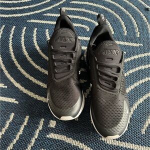 Men’s size 10 Nike 270s